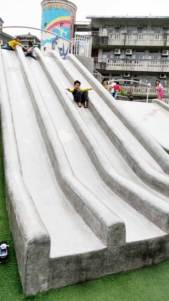 【台北景點】白雲公園-小孩愛不釋手，三種不同類型溜滑梯及多種盪鞦韆的特色公園