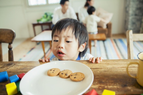 他のママはどうしてる いつから子供にお菓子をあげる