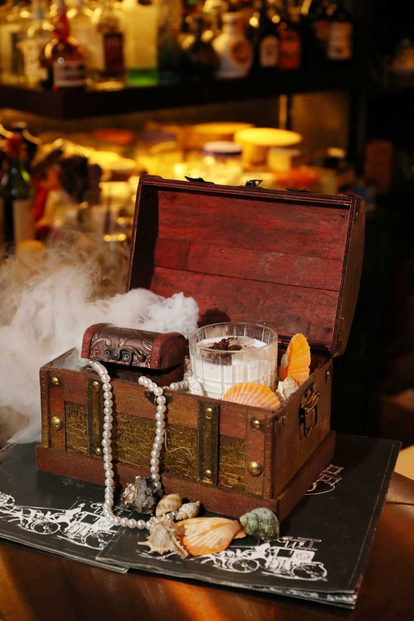 充滿童話情調的「小美人魚的貝殼寶藏」，是IG上的熱門酒款(450元)。（圖／于魯光攝）