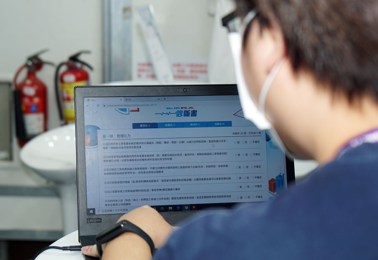 「企業資安診斷問卷」中提供了四個面向的資安相關問題，提供參與者填答來說明目前自家企業的狀況，題目內容非常具體且易於理解，不過問卷的題目數量不少，想要全部填答完成，需要 15 - 20 分鐘的時間。