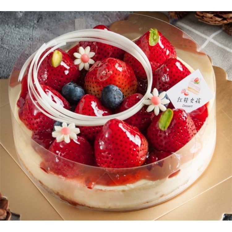 搭配進口微酸草莓醬一口咬下是最甜蜜多汁的幸福，奶香與果香絕配交織【商品規格】內容物/規格：6吋成份：紐西蘭乳酪、牧場雞蛋、細砂糖、海藻糖、法國鐵塔牌鮮奶油、奶油、麵粉、新鮮草莓、新鮮藍莓(視情況擺放)