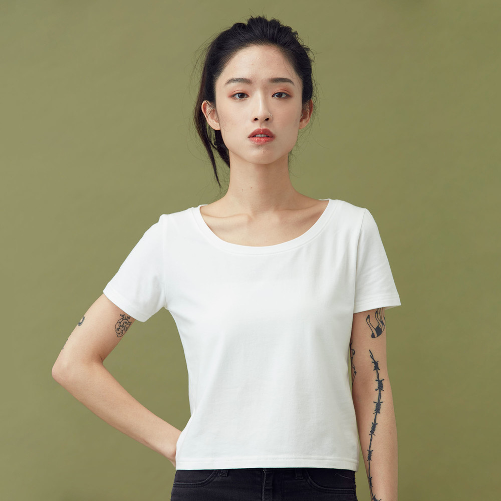 頂級棉材質，無透明度可單穿，增加舒適活動性的短版T，穿上極為舒適，圓領短袖的領寬加寬、領深加深讓你露出鎖骨更加修飾臉型，短版合身不貼身版型的短版素T，腰身明顯更加修飾；非常推薦嬌小女孩穿著！