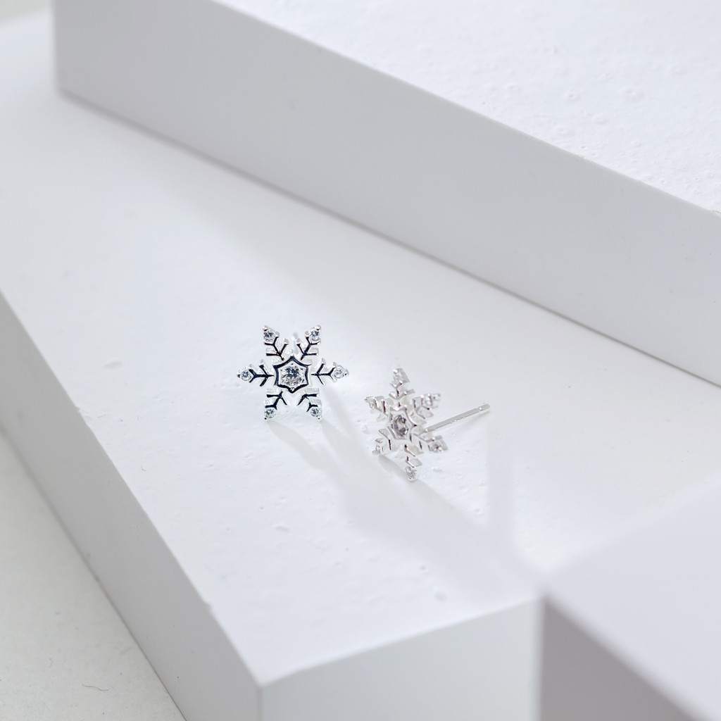 品牌 : NIDE JEWELRY｜妳的飾品SIZE/材質/特性■尺寸約1cm*1cm■純銀材質｜針式耳環■如有鑲鑽皆為3A級方晶鋯石【品牌故事】每一個女孩，都是美麗的化身每一個飾品，都擁有不同故事「