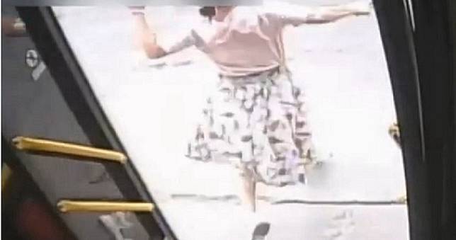 坐過站要司機停車！她下秒遭「捲車底拖行」　腿全斷血肉模糊亡