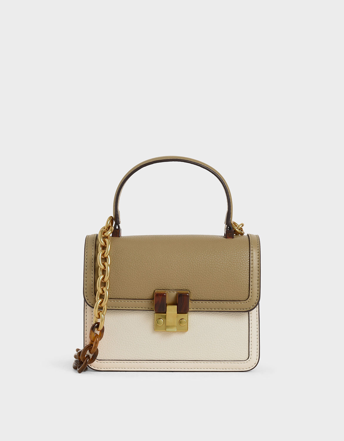 知性中帶點復古的氣息，高調的鍊條又點綴出前衛性格。無論今天想走個性風或優雅風，這款包包無疑是妳的最佳之選。