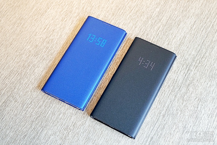 LED 皮革翻頁式皮套在蓋上皮套時仍然可以看見時間顯示，側邊也有音量鍵按鈕可以操作，售價為 1,890 元。