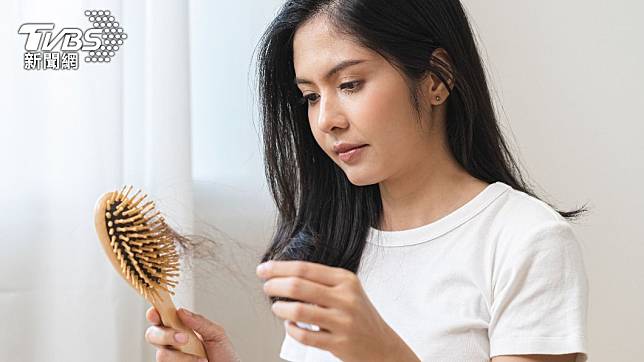 許多女生都有掉髮的問題。（示意圖，非當事人／shutterstock達志影像）