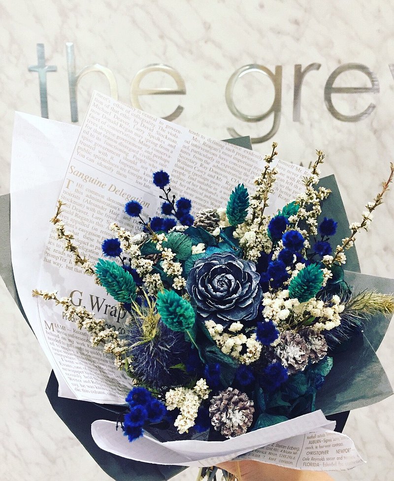 【母親節花束】專櫃高質感設計之乾燥花、永生花，樣式不侷限於展示之商品照，所有作品皆可依需求、預算做客製化設計，可參考館內其他商品。無論是服務或作品，我們都追求專業、迅速同時質感兼具，歡迎您所有關於花的