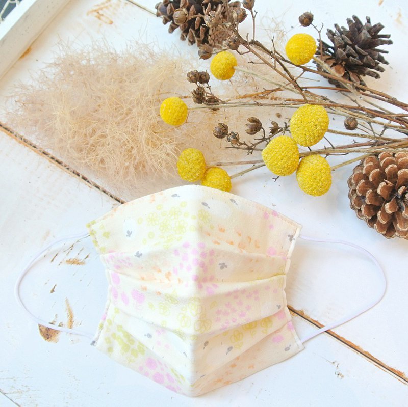 此產品是使用對肌膚溫和且舒適的雙層紗布來製作的手工口罩。這是百褶式的立體型口罩，所以臉部與口罩之間不會出現空隙的與臉部牢牢貼住。對於預防感冒或者是防止花粉熱的好選擇。清洗的部分只要用洗衣機清洗就可重複