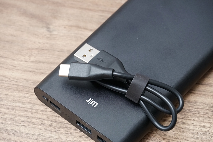 Just Mobile 快充行動電源開箱，支援 PD、QC 最高 18W 快充