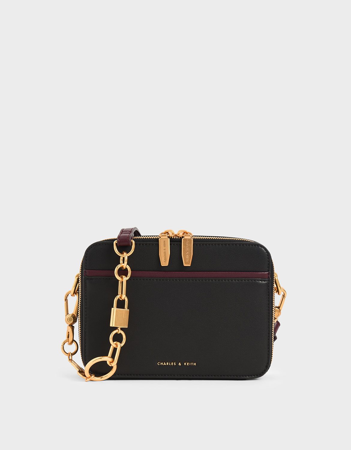 具有高級感卻又平易近人，這樣衝突感讓人覺得很獨特新穎，特別是小型的包款讓整體搭配都顯得非常俐落。