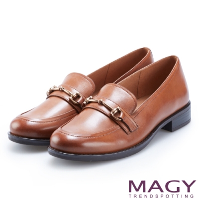 全真皮打造，做工細緻 柔軟腳墊，呵護腳部肌膚 五金飾釦妝點鞋面 尺寸正常，選購前請確認尺寸資訊