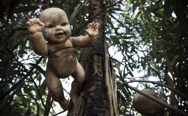 Hii, 18 Foto dari Pulau Boneka Ini Buktikan Mainan pun Bisa jadi Menyeramkan, Buatmu Serasa Diikuti