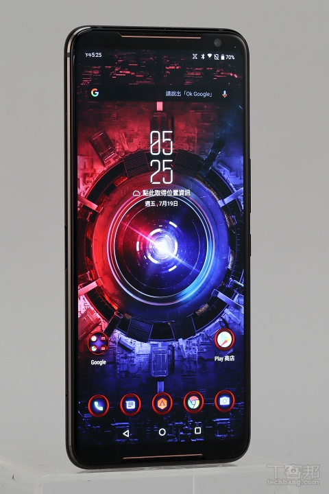 ROG Phone 2 採用 6.59 吋 19.5:9 Full HD+ AMOLED 螢幕，表面覆蓋第六代康寧大猩猩 2.5D 玻璃。