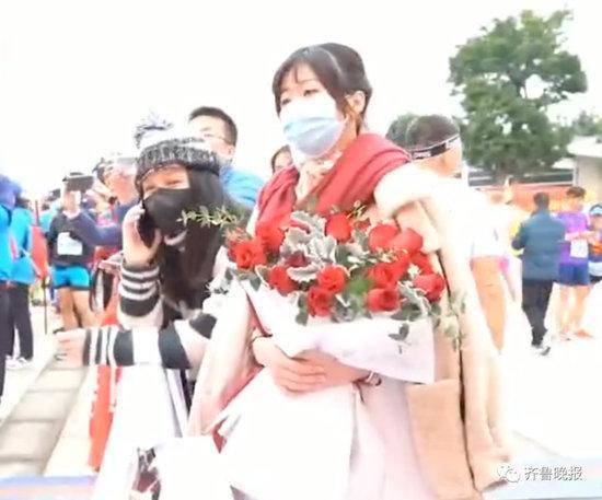 馬拉松終點穿婚紗冷到發抖女子求婚男友失敗網笑噴 鏡週刊 Line Today