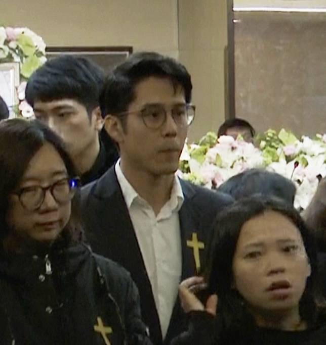 胡宇威出席李宣榕父親的告別式表達致意。記者張哲祥／攝影
