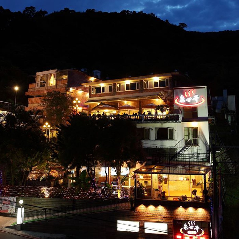 由環山路旁的斜坡進入簡單俐落、透明潔淨的會館大廳，卻蘊含著一股暖流，由一樓大廳穿過迎面撲來香醇咖啡芳香的咖啡廳，走到景觀階梯大道上，兩旁是由會館的老主人親自栽種的小樹，如今已成綠蔭並輕輕地垂掛著，走在