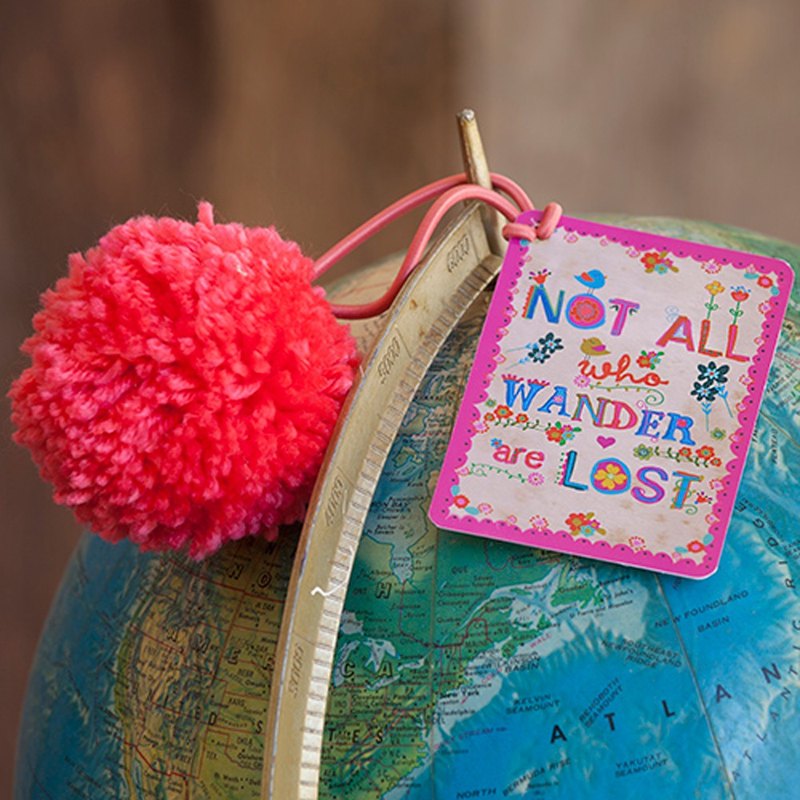 ♥毛球行李牌-粉紅♥大方可愛 貼心塑膠名牌防水易保存，毛絨絨的球掛在行李箱上絕對醒目，絨毛球為可拆卸設計，掛在包包上裝飾或當髮飾都讓旅行心情大加分!!