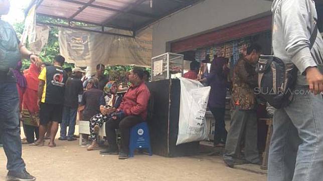 Tim gabungan dari Polda Metro Jaya dan Polres Metro Bekasi Kota menggelar agenda rekonstruksi pembunuhan Diperum Nainggolan beserta istri dan dua anaknya di Jalan Bojong Nangka II RT2/RW7, Pondok Melati, Pondok Gede, Bekasi, Jawa Barat, Rabu (21/11/2018). [Suara.com/Yosea Arga Pramudita]