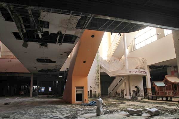 まるでゾンビ映画の舞台 営業休止から5年 完全に廃墟と化したショッピングモールの姿がこちら Jタウンネット