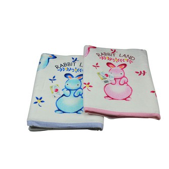 產品名稱: 小白兔印花浴巾型號: 1203顏色: 藍色、粉紅色規格: 84X147cm品牌：多多毛巾為了維護您的權益，下標前請記得先聊聊詢問產品庫存及商品資訊，確定後再下單，如經拆封或使用，將影響您的