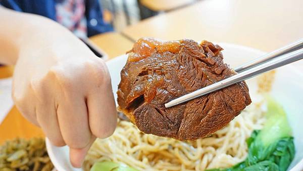 【台北美食】半島牛肉麵-比拳頭大的牛肉塊做成的超大份量牛肉麵