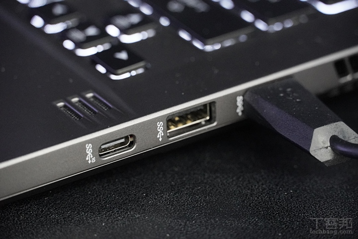 ASUS ROG Zephyrus G14 自訂跑馬燈效，沒有 RGB 燈光一樣吸睛！