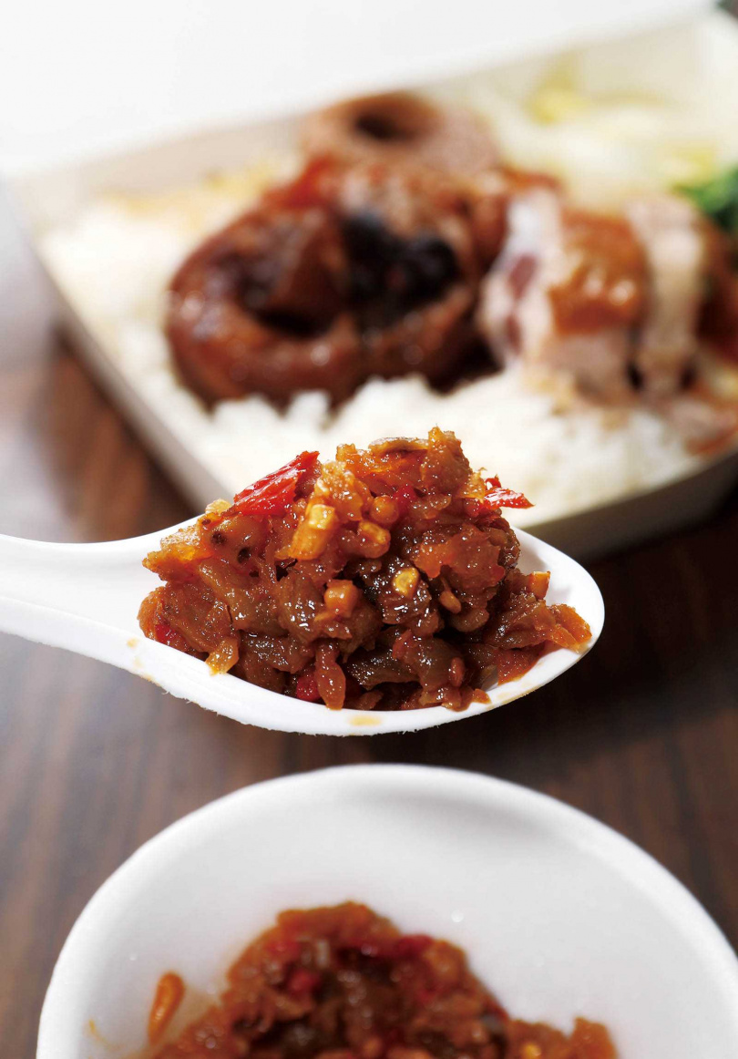 不少老客人都衝著夏日最開胃下飯的辣菜脯而來。（圖／于魯光攝）