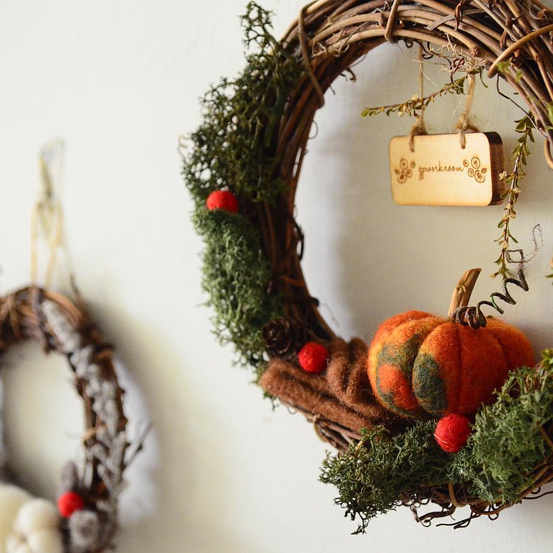 耶誕前夕，想必大家都在準備著耶誕飾品、交換禮物或送自已的禮物吧! 今年要不要來個不一樣的，自已手作給自已或給親愛的友人呢? 這次的冬日課程南瓜、肉桂、橡實、棉花...等小物都是羊毛氈製成的! 課堂上除