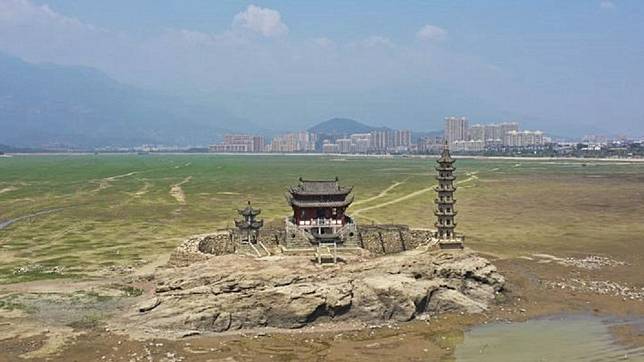 9月中旬鄱陽湖水位下降，淹沒湖中的千年歷史石島落星墩「重見天日」。圖／翻攝自中新網