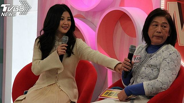小call(圖左)與婆婆毛毛姐的相處方式顛覆傳統婆媳關係。(圖／年代MUCH提供)