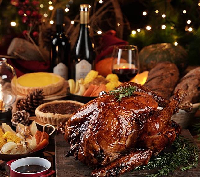  「八寶火雞外帶禮籃組」團聚感恩價5,880元(圖片提供/君品酒店)