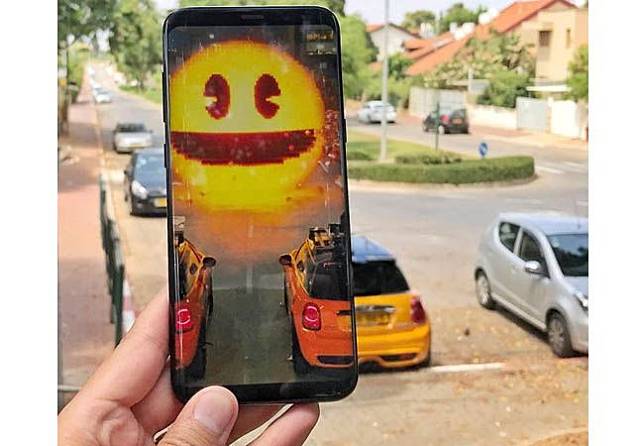 Keren! 12 Foto Ini Gabungan Objek di Smartphone dan Dunia Nyata