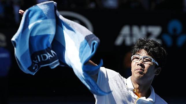 Chung Hyeon melempar handuk ke arah penonton setelah mengalahkan Tennys Sandgren di perempat final Australia Terbuka 2018. (REUTERS/Edgar Su)