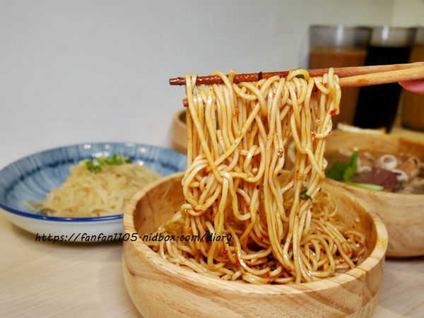 【汐止美食】鄉下人-豬血湯肉燥麵 #古早味 #豬血湯 #燙青菜 #香辣麵 路邊攤價格，冷氣開放文青風店面 (27).JPG