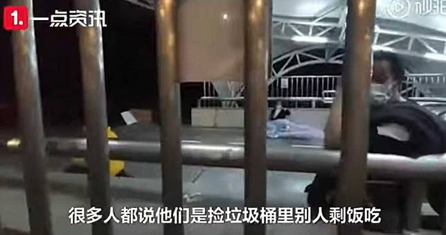 垃圾桶撿剩飯吃！滯留武漢外地人流浪求生　怨「沒人管我們」