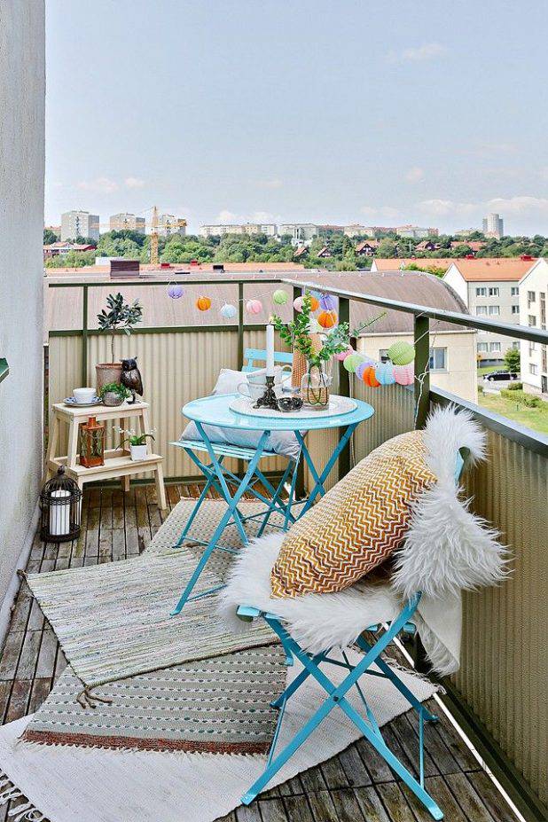 16 Desain Balkon Kece untuk Rumah Mungil Berlantai Dua