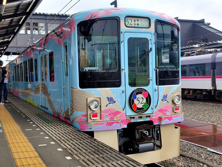 「52 席的至福」列車由日本知名設計師隈研吾擔綱車廂外觀及內部設計；車內廣播音樂由音樂人向谷實編曲，身為鐵道愛好者的向谷實，甚至還製作過 PS3 平台的《Railfan 台灣高鐵》遊戲。