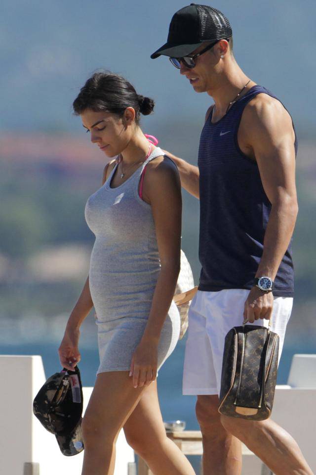 Perut Makin Buncit, Pacar Cristiano Ronaldo Hamil 5 Bulan?