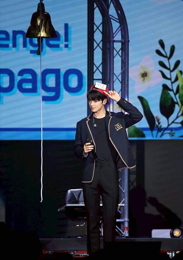 車銀優戴上帽子重現當年上節目的模樣。記者余承翰/攝影