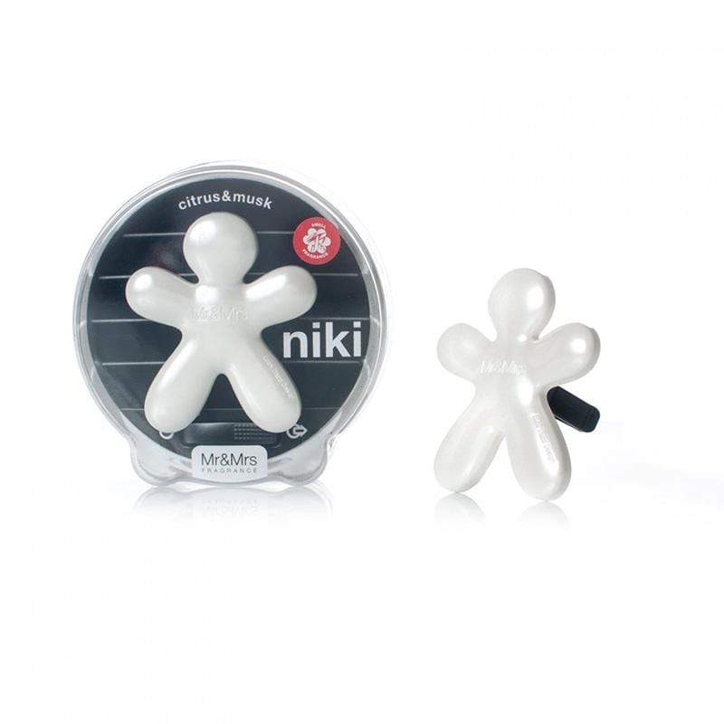 產品特色 時尚亮麗，潮流風尚 持香時間45-180天 安全固體材質，不含酒精 使用的香料都產於義大利和法國 植物薰香，安全無害，通過歐盟檢測標準 背部黑色片為香味散發體，夾子可固定在車內任意出風口 產