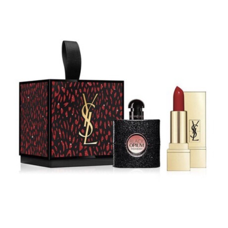 YSL一年一度的限量聖誕糖果禮盒，2020覆蓋上狂野紅色豹紋，內藏最經典的黑鴉片淡香精及氣勢爆棚的 #1 YSL紅緞面唇膏，聖誕派對必備的超值禮盒絕對值得妳收藏！台灣公司貨禮盒內含: 1.黑鴉片淡香精