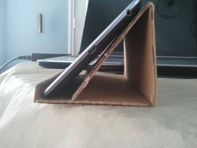 7 Tablet Holder Yang Bisa Lo Bikin Sendiri Di Rumah, Ngapain Beli Kalo Bisa Bikin