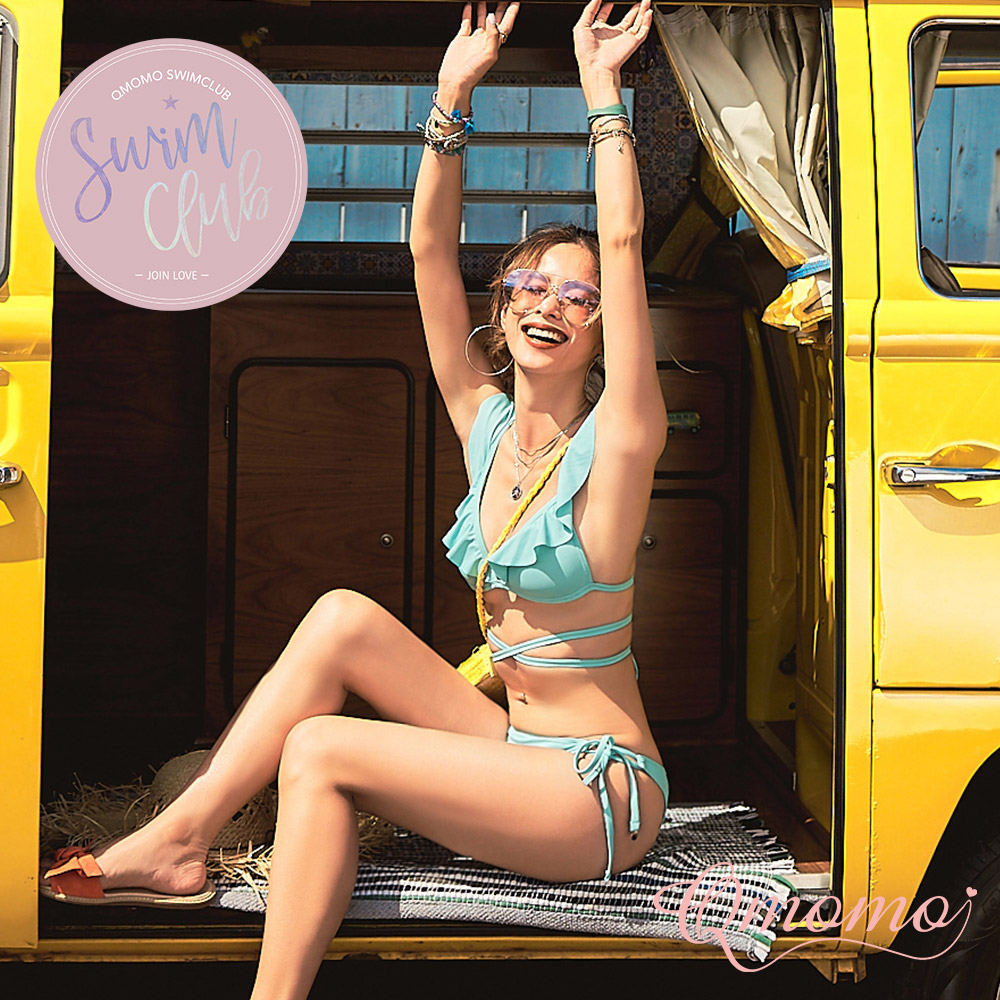 - 浪漫荷葉滾邊於肩膀兩側，修飾肩膀線條，達到視覺顯瘦效果- 背部採用綁帶式設計，穿出妳的夏日性感- 活動式九字背鉤，可交叉變化，2種穿法展現性感與時尚風格- 精緻18k鍍金色吊牌：精緻光澤點綴，可接