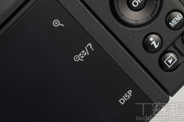 觸控按鈕 在機身螢幕右側具備三枚觸控按鈕，可讓使用者較直覺的操作使用。