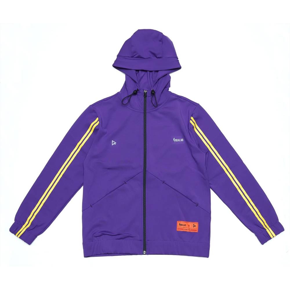 QORExNBALAB聯名系列上市。來自世界流行之都紐約，以女性出發設計的服飾運動品牌，首度登台聯名系列，展現女力運動自信新態度。袖子織帶具有拉長線條的效果。帽子具可調節彈性抽繩。直覺式垂直口袋，不怕