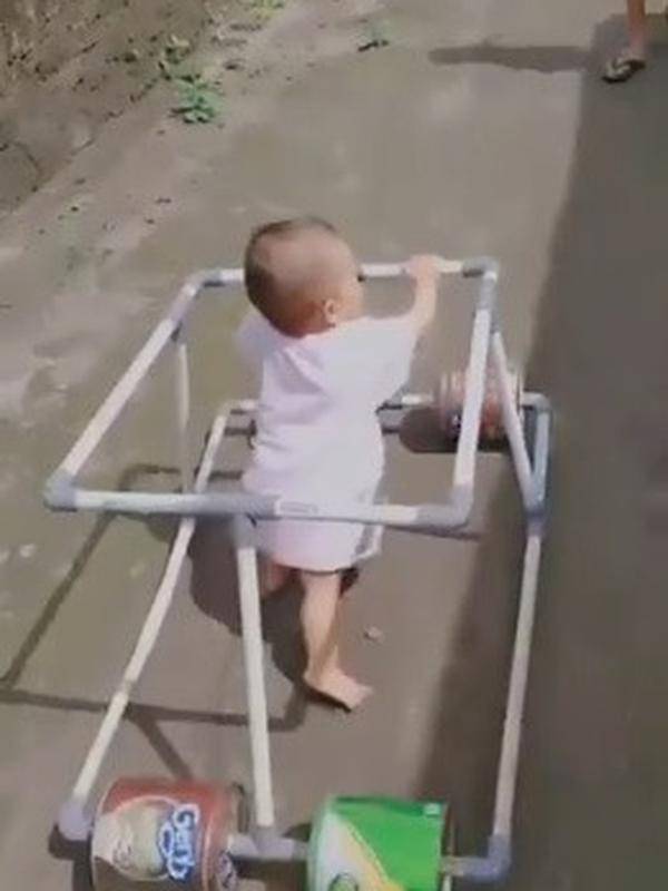 Kelewat Kreatif, Pria Ini Buat Baby Walker dari Pipa dan Kaleng ...