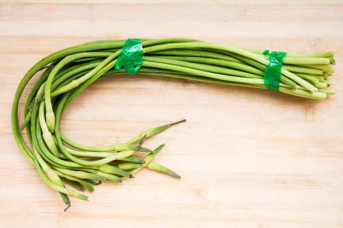 ニンニクの芽は炒め物にぴったり 美味しさを引き立てる食べ方とは