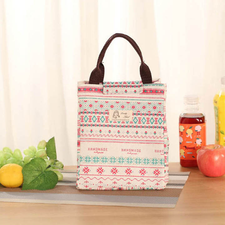 特點： ◎雙層結構，外層帆布，內裡鋁膜材質，更能保溫保冰 ◎手提設計，外層魔鬼貼密合設計 ◎日系風格，繽紛溫馨 規格： 尺寸：約19.5x24x17cm 重量：約80g 材質：帆布、鋁膜 款式：樹/熊