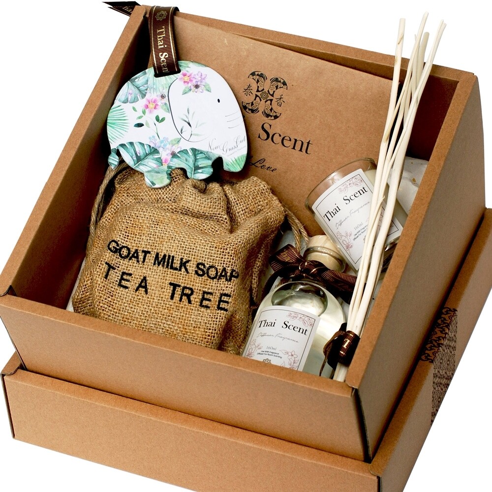 禮盒內容 主商品 : 室內擴香精160ml x1(香氣任選) 天然擴香枝 x1 贈品: 天然植物蠟香氛蠟燭(香氣隨機) thaiscent香氛掛片(香氣隨機) 麻布袋山羊奶手工保養皂(香氣隨機) 原售